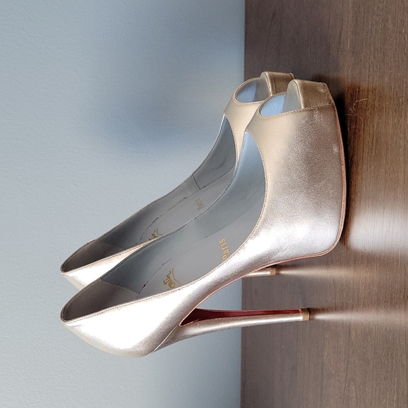 Christian Louboutin gold peep toe pump - Picture 3 of 9